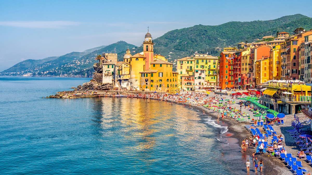 Vista de la ciudad de Camogli, con los acantilados al fondo.