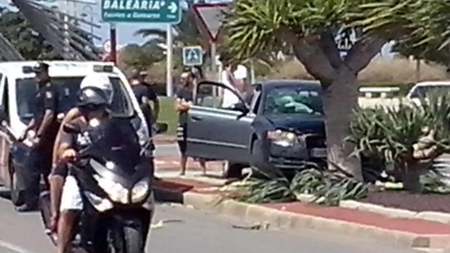 Estrella su coche en la avenida del Raset de Dénia