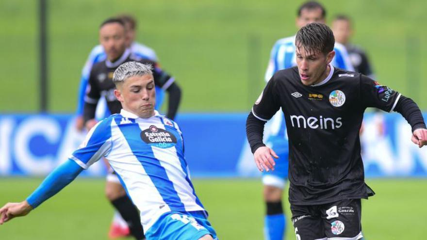 Kevin Sánchez, con un jugador del Salamanca. | Casteleiro/R. A.