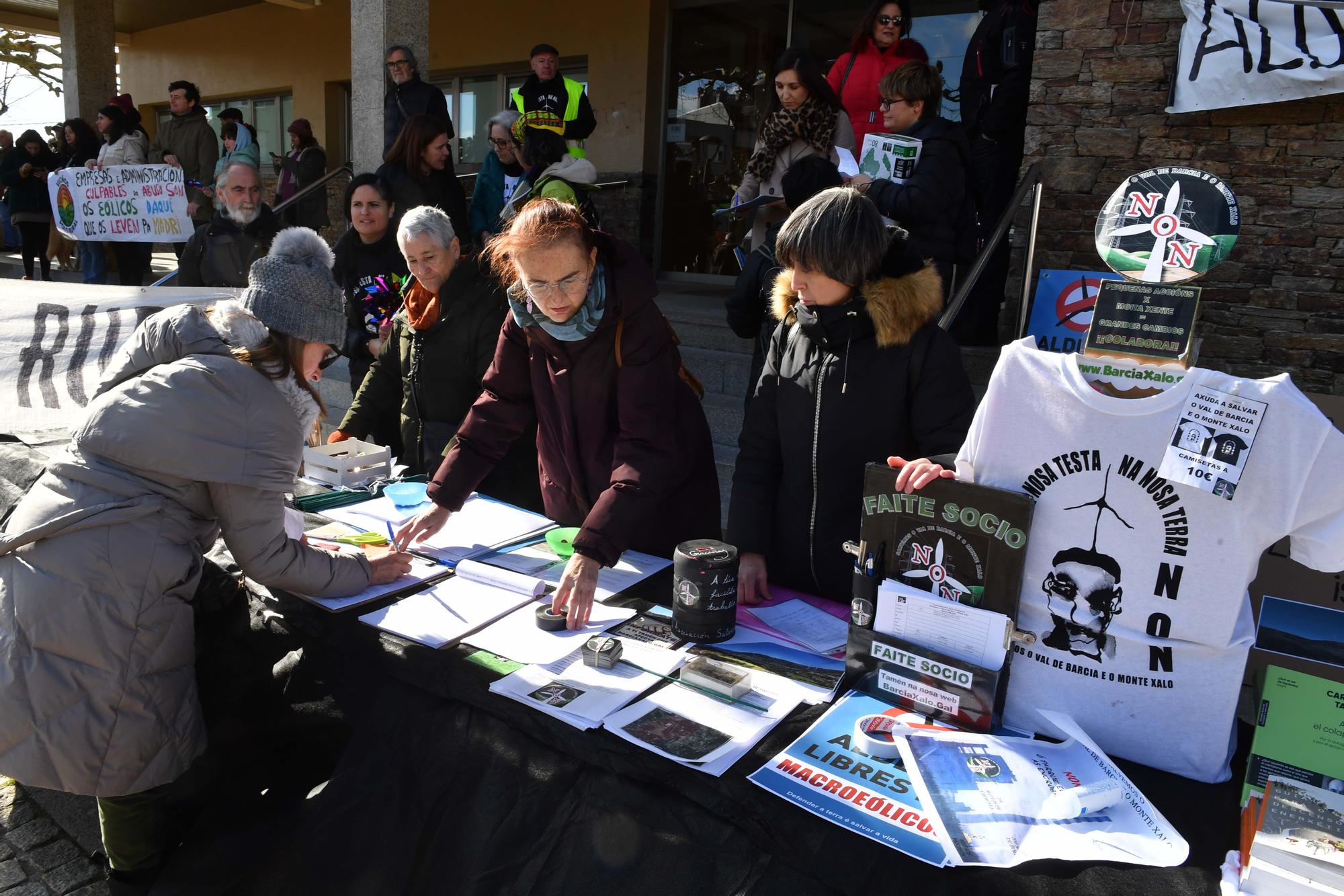 Marcha el Carral contra la "invasión eólica"