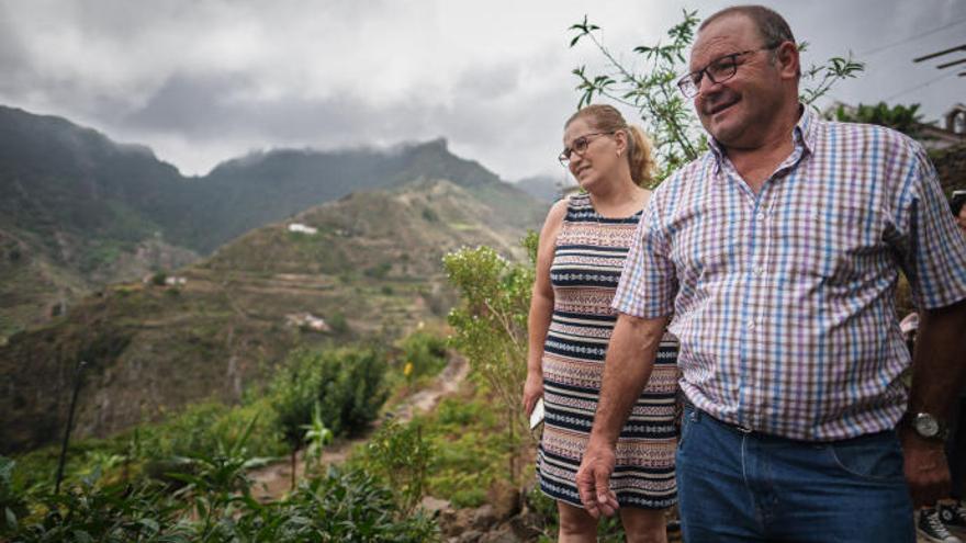 El matrimonio formado por Magdalena Martín y Emiliano Ramos junto a algunos de sus cultivos.