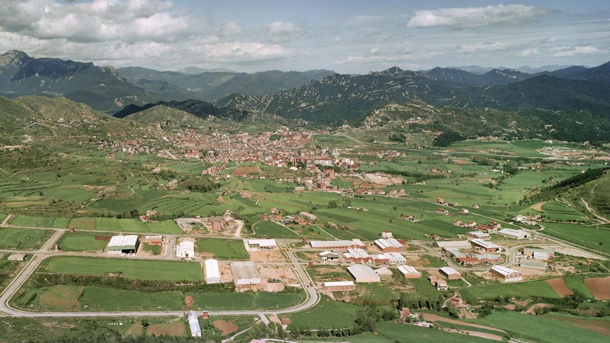 Vista aèria dels anys noranta de la zona industrial més important del Berguedà