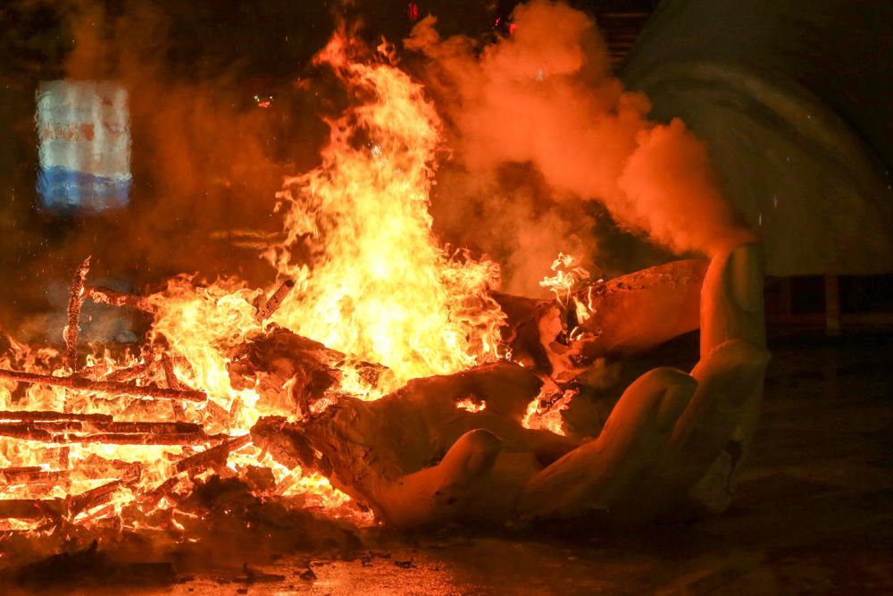 Así ha sido la cremà de la falla municipal