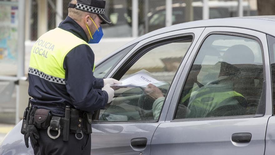 Un agente de la Policía Local pide los papeles del vehículo a un conductor.