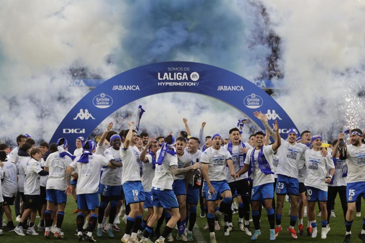 Los jugadores del Deportivo celebran el ascenso a Segunda División en Riazor.