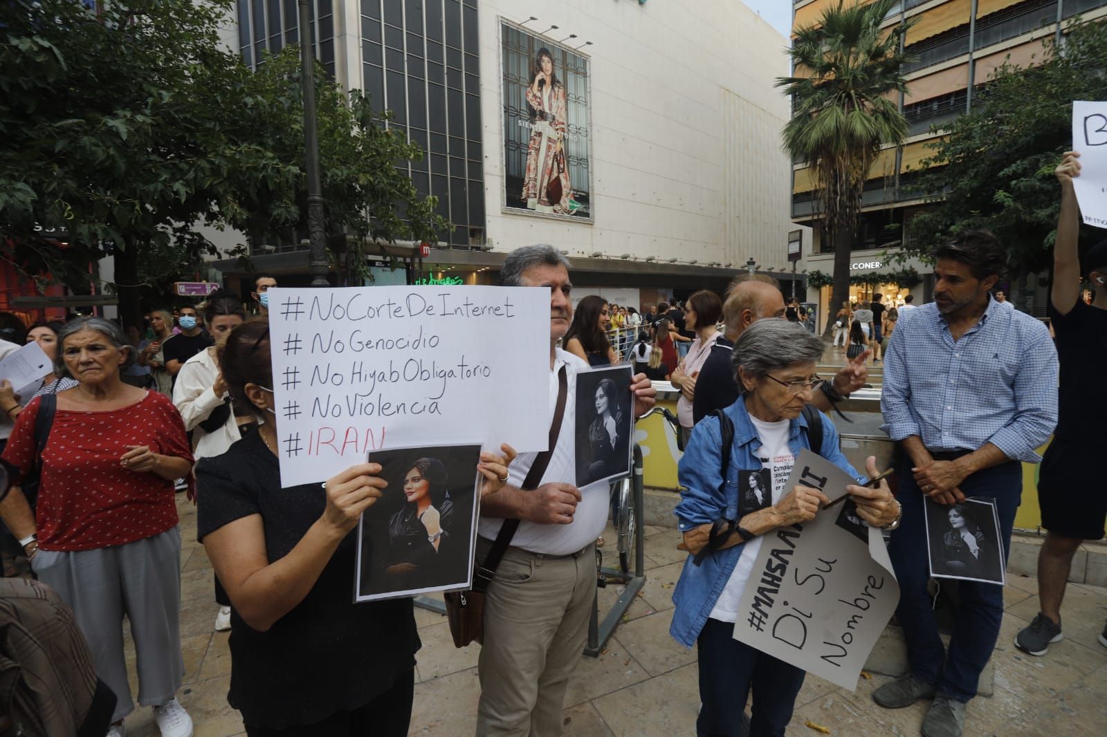 Concentración en València contra el asesinato de Masha Amini.