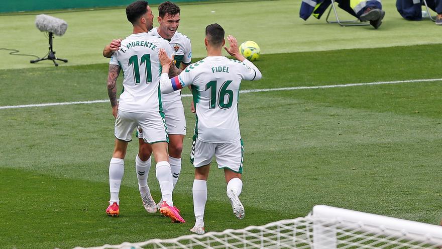 El Elche derrota al Levante y aprieta la salvación