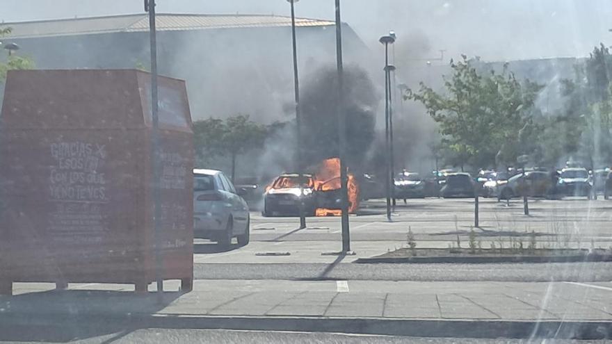 Vídeo | Arde un coche en Puerto Venecia
