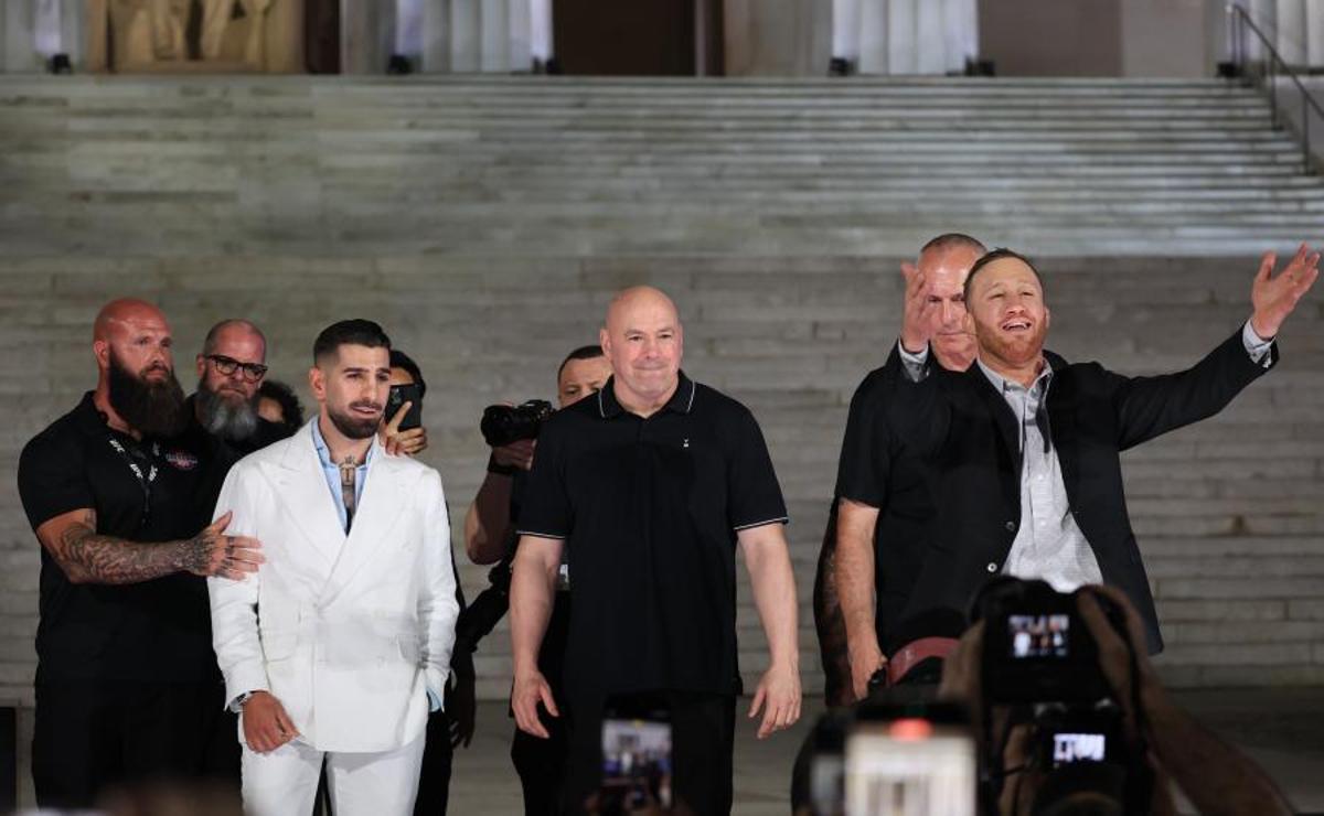 Topuria y gaethje en el Lincoln Memorial