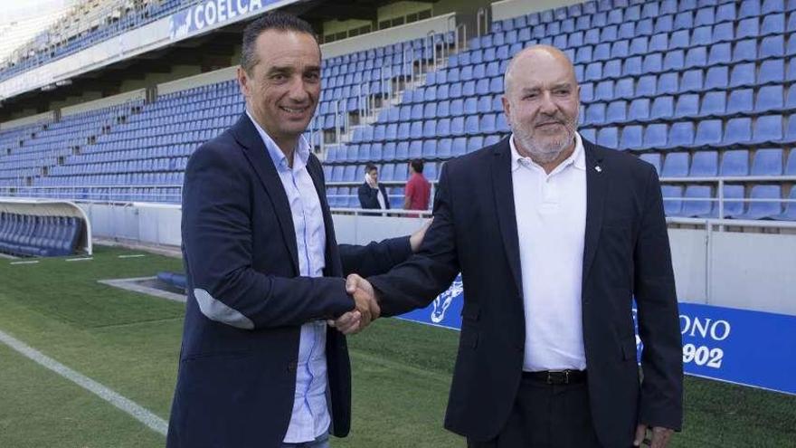 El nuevo técnico del Tenerife, José Luis Oltra, junto a su presidente, Miguel Concepción, ayer en el Heliodoro.