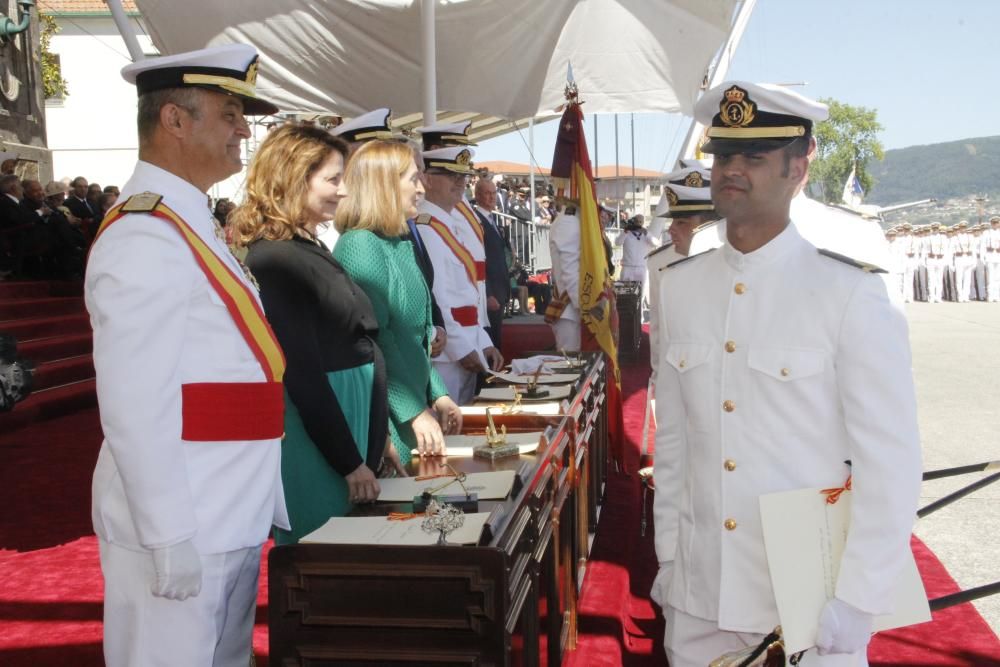 Entrega de despachos y jura de bandera en la Escue