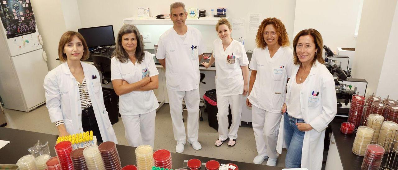 Parte del equipo que trabaja en la detección de infecciones de transmisión sexual en el Servicio de Microbiología del Complejo Hospitalario Universitario de Vigo (Chuvi) y, en particular, en el Meixoeiro. Desde la derecha, la doctora Carmen Potel, los técnicos Sonia González, Iria Montero, Joaquín Rubio y Ana Treinta, y la doctora Sandra Cortizo.