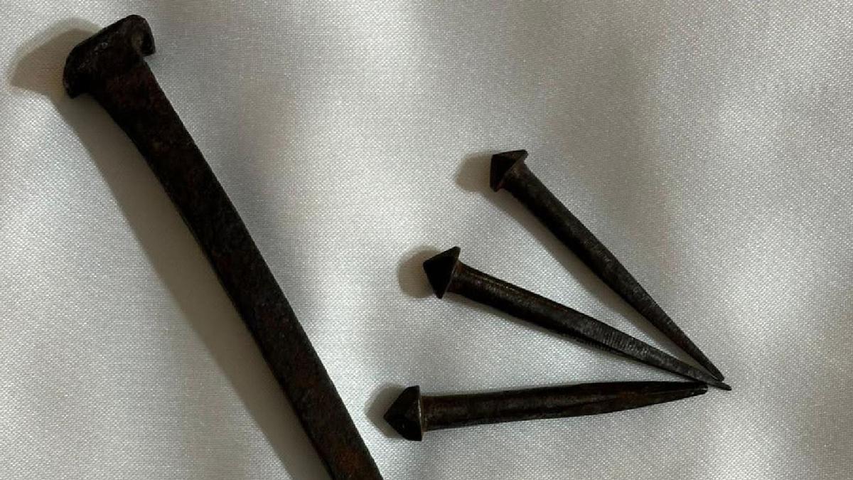 Los clavos que ha recuperado la Sangre tras la donación de la familia que los recuperó.