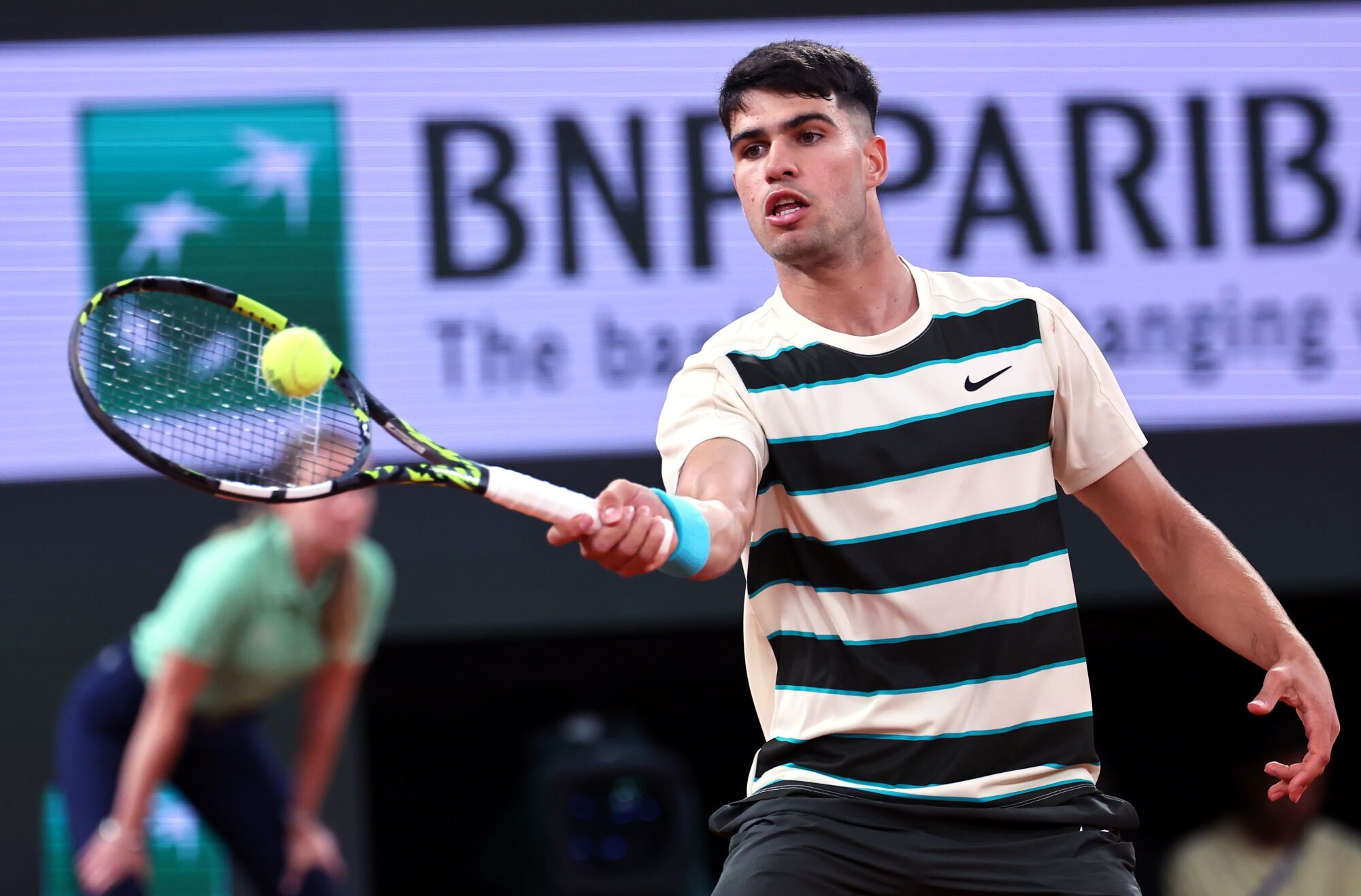 PARIS (France), 28/05/2025.- Carlos Alcaraz of Spain in action during his Men's 2nd round match against Fabian Marozsan of Hungary at the French Open Grand Slam tennis tournament at Roland Garros in Paris, France, 28 May 2025. (Tenis, Abierto, Francia, Hungría, España) EFE/EPA/CHRISTOPHE PETIT TESSON