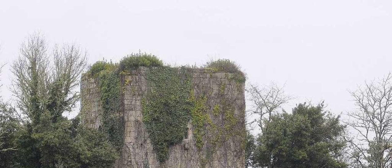 La torre que se conserva del antiguo castillo de Cira. // Bernabé/Javier Lalín