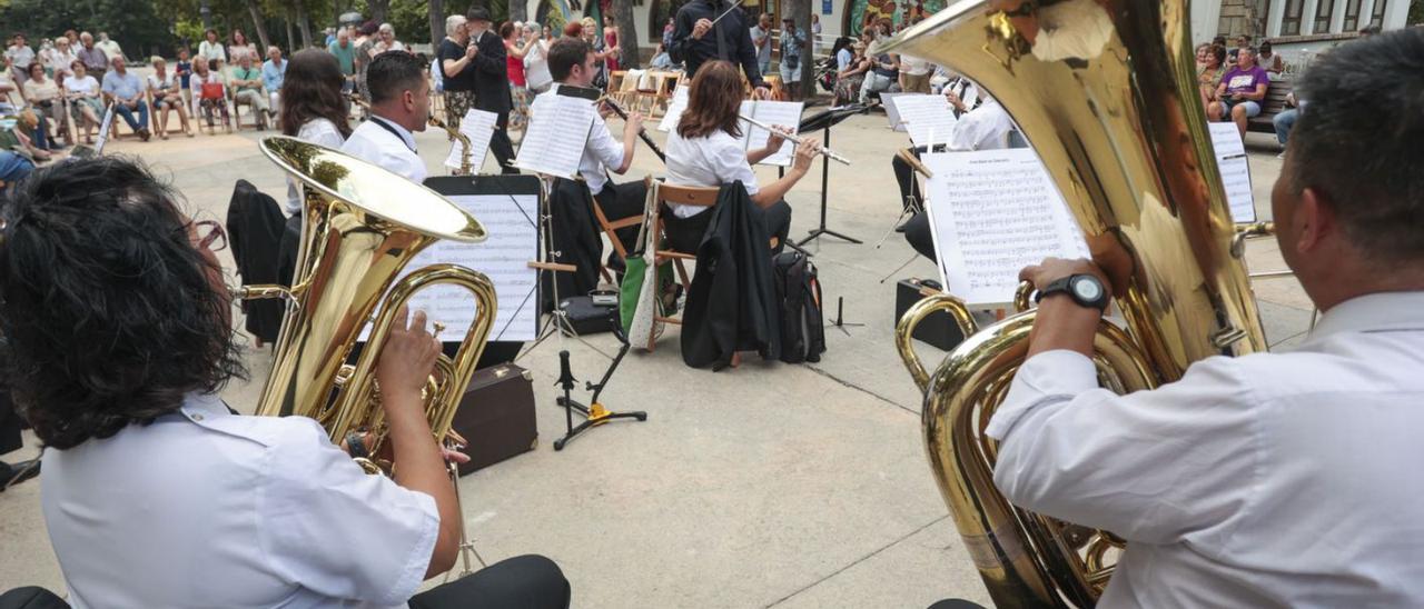 La Banda de Música «Ciudad de Oviedo», durante su actuación de ayer por la tarde. | Irma Collín