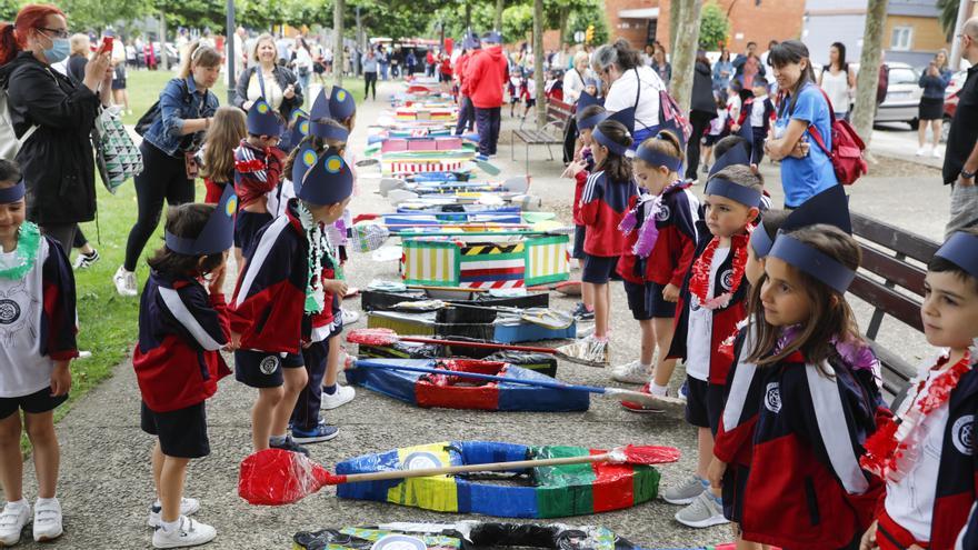 EN IMÁGENES: Así fue la recreación del Descenso del Sella con los alumnos de infantil del colegio San Miguel en Gijón