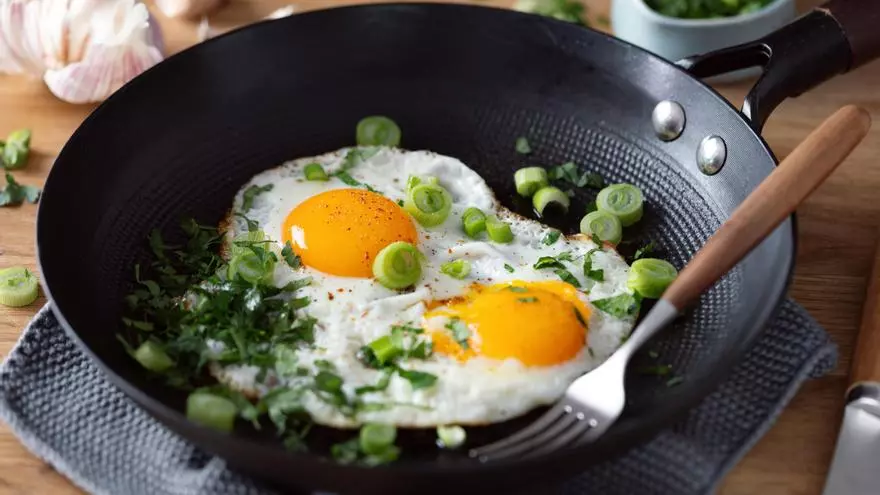 Adiós a freír el huevo en la sartén: así se hacen los mejores huevos fritos
