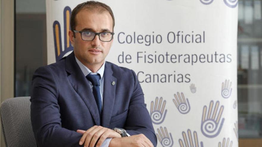 El presidente del Colegio de Fisioterapeutas de Canarias, Santiago Sánchez, en la sede institucional.