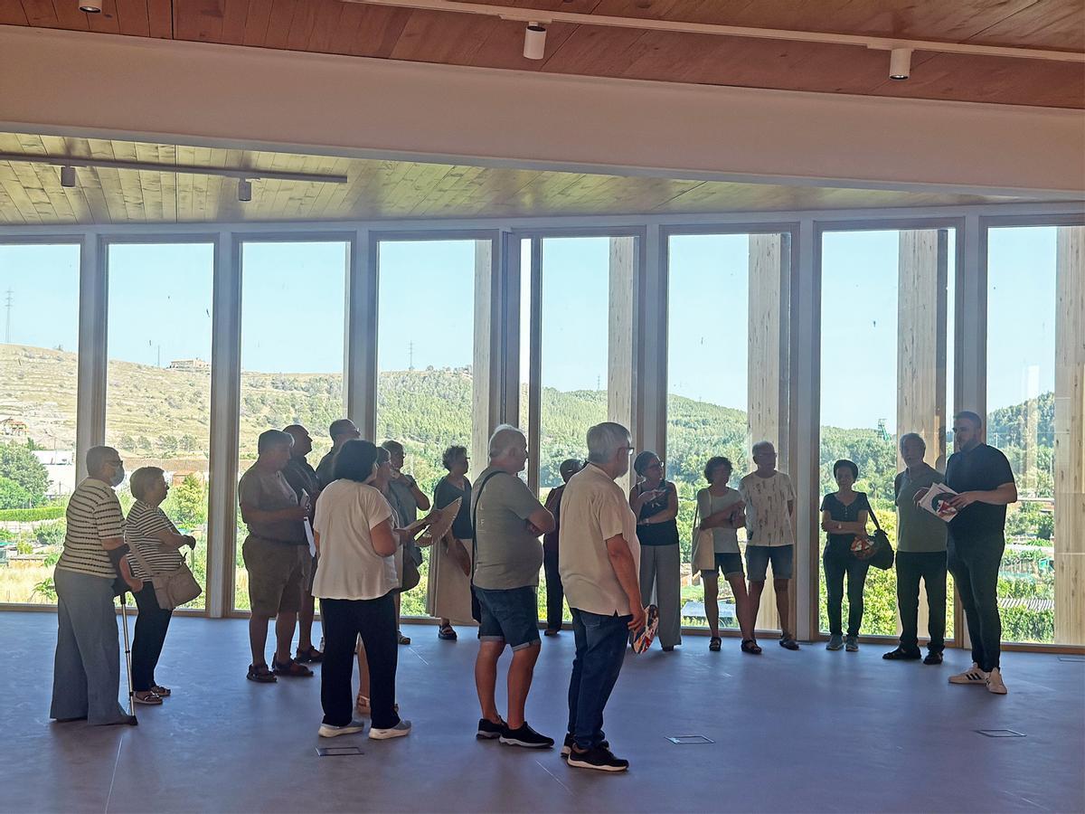 Visitants a l'edifici de la futura biblioteca, atenent les explicacions de l'alcalde, Albert Coberó