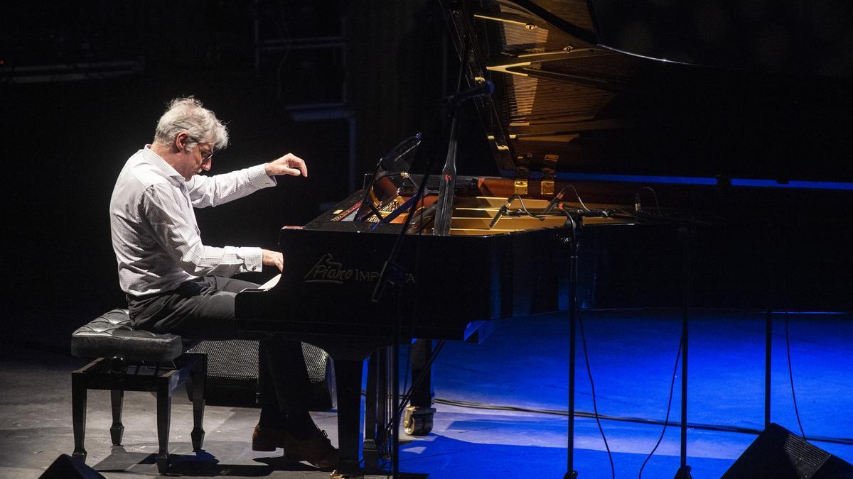 El italiano de jazz Giovanni Mirabassi hizo gala de su virtuosismo con el piano en el Festival de Jazz de San Javier el pasado viernes.