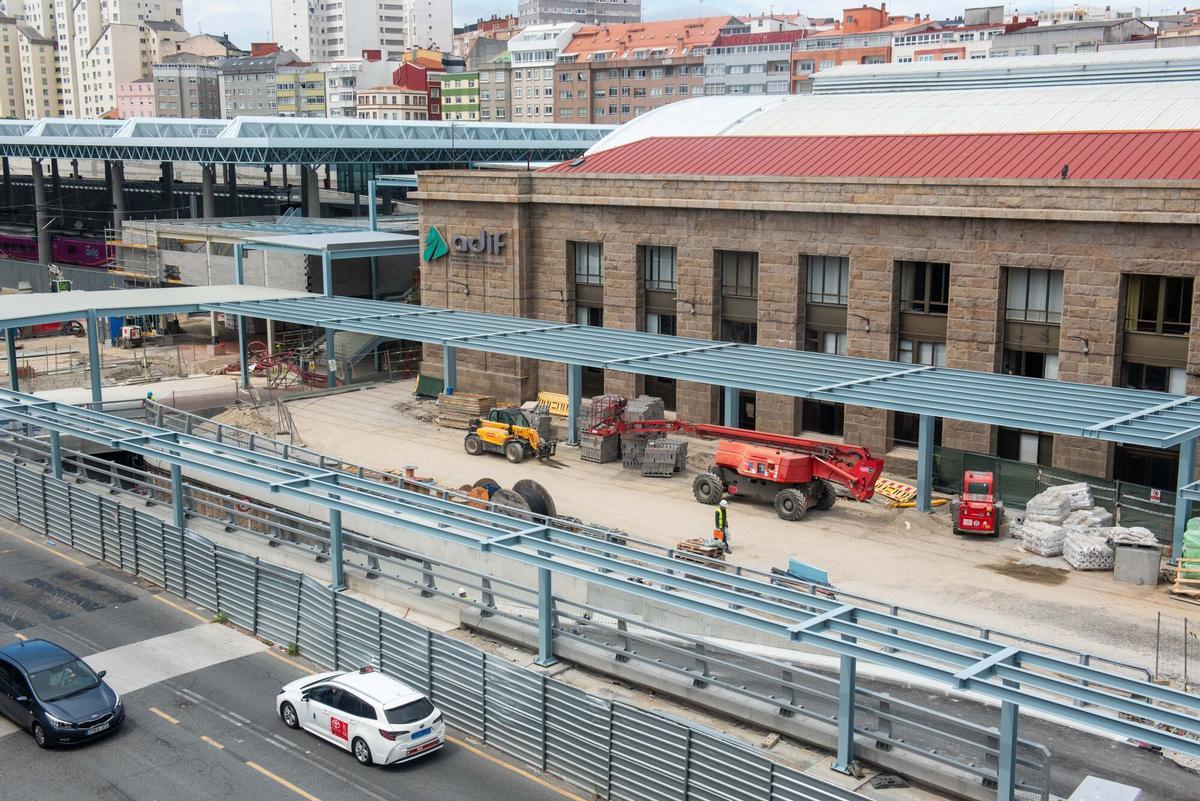 La nueva infraestructura, que cubre parte del lateral del edificio histórico, llama la atención por su color al tiempo que empieza a suscitar recelos entre los vecinos de la zona.