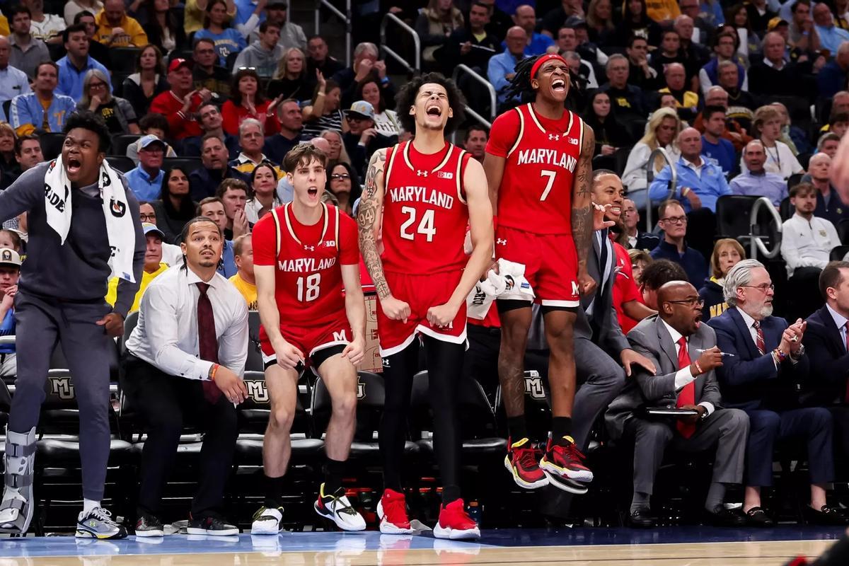 Guille del Pino, con el dorsal 18, anima a sus compañeros desde el banquillo.