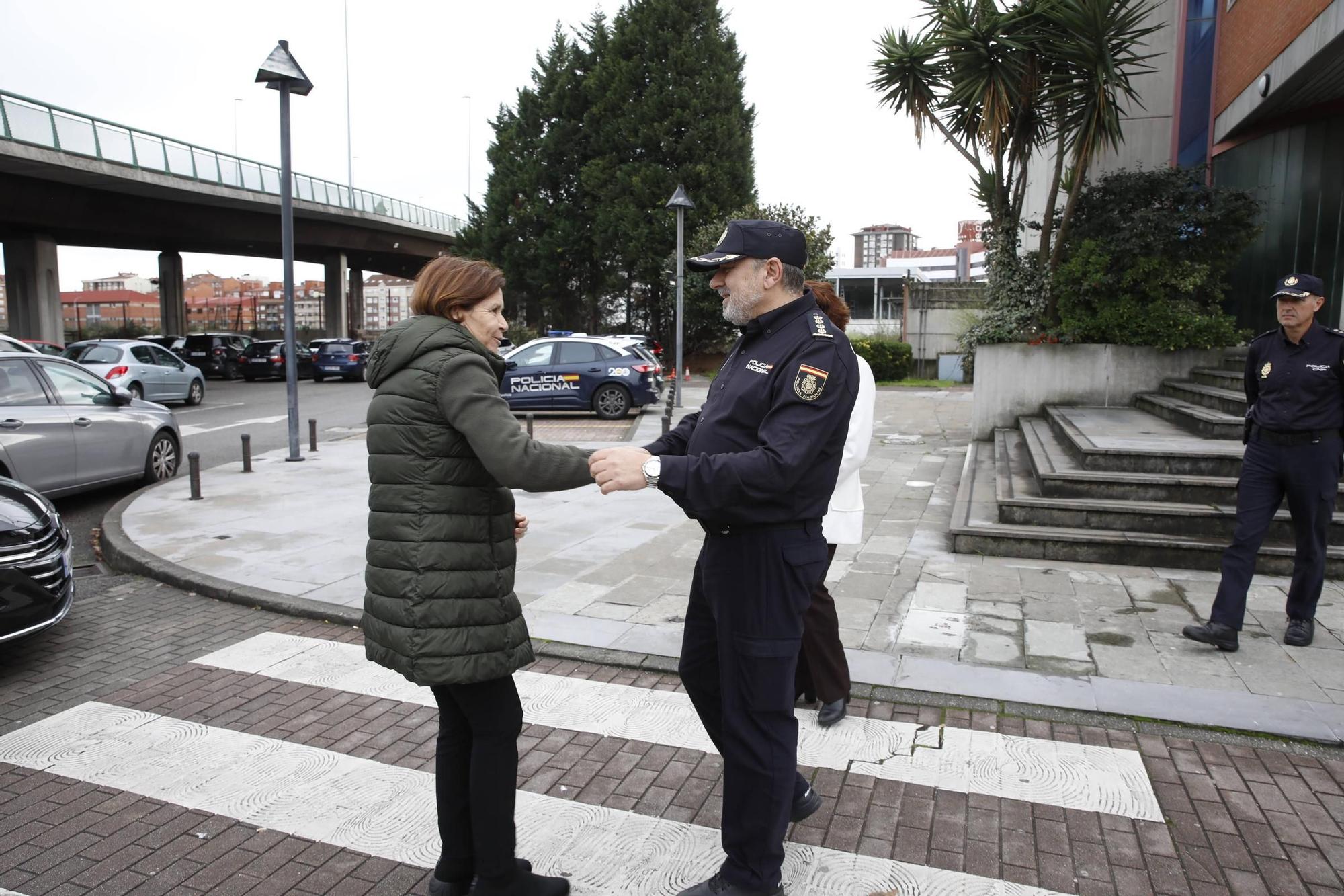 La visita de Carmen Moriyón y Nuria Bravo a la Comisaría de la Policía Nacional, en imágenes