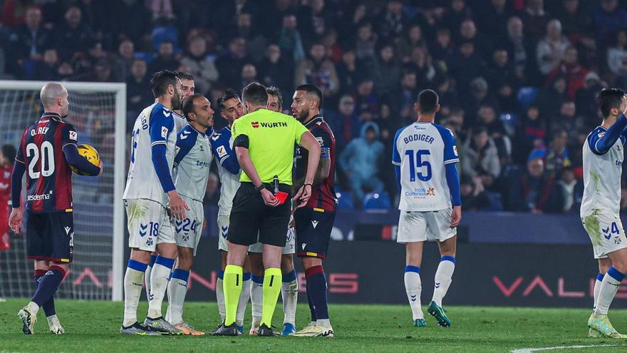 El CD Tenerife, líder en faltas y amarillas