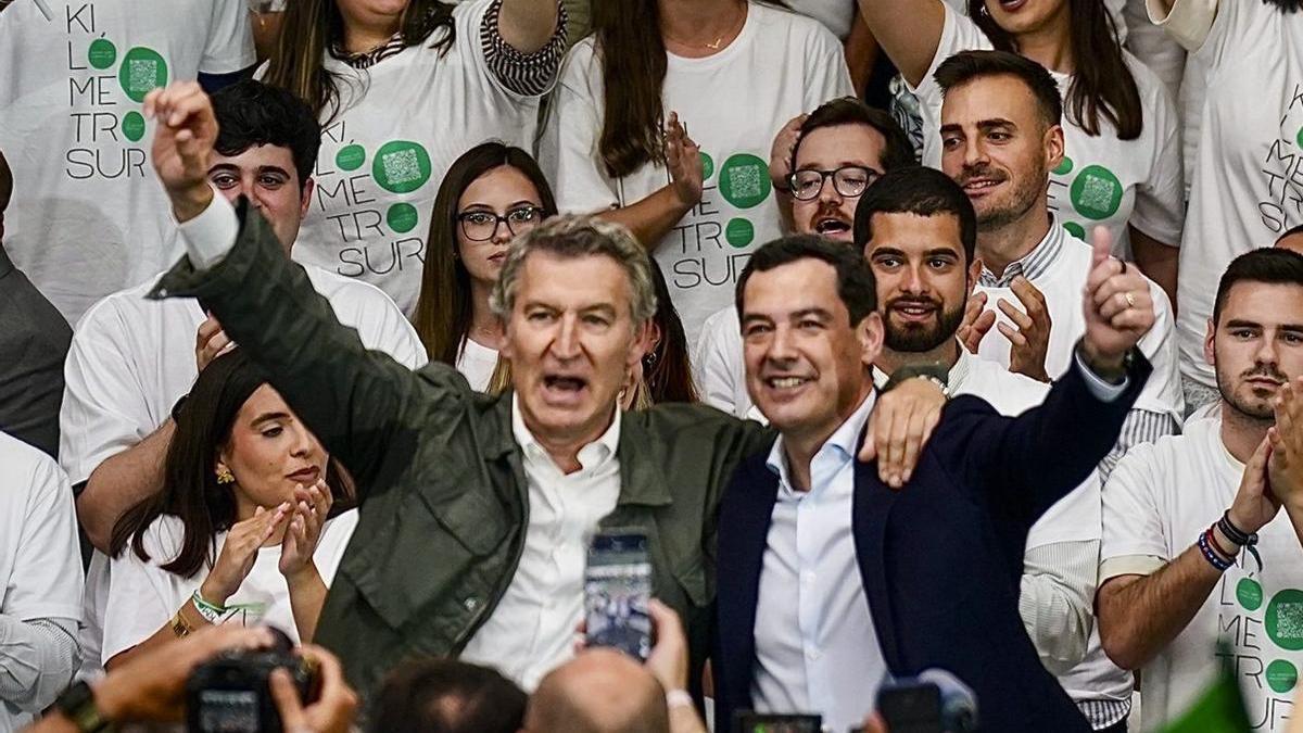 Alberto Núñez Feijóo i Juanma Moreno ahir, en el míting que van oferir a Màlaga. | ÁLEX ZEA / EUROPA PRESS
