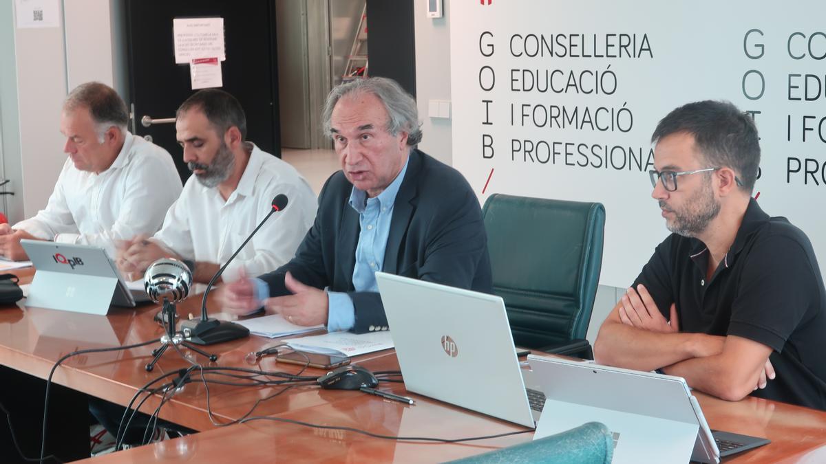 El conseller de Educación, Martí March, esta mañana en la rueda de prensa.