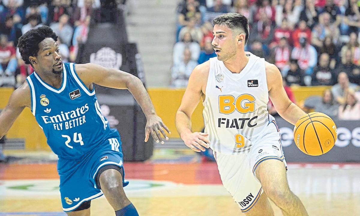 Guillem Ferrando, davant Andrés Feliz en una acció del Bàsquet Girona-Reial Madrid a Fontajau
