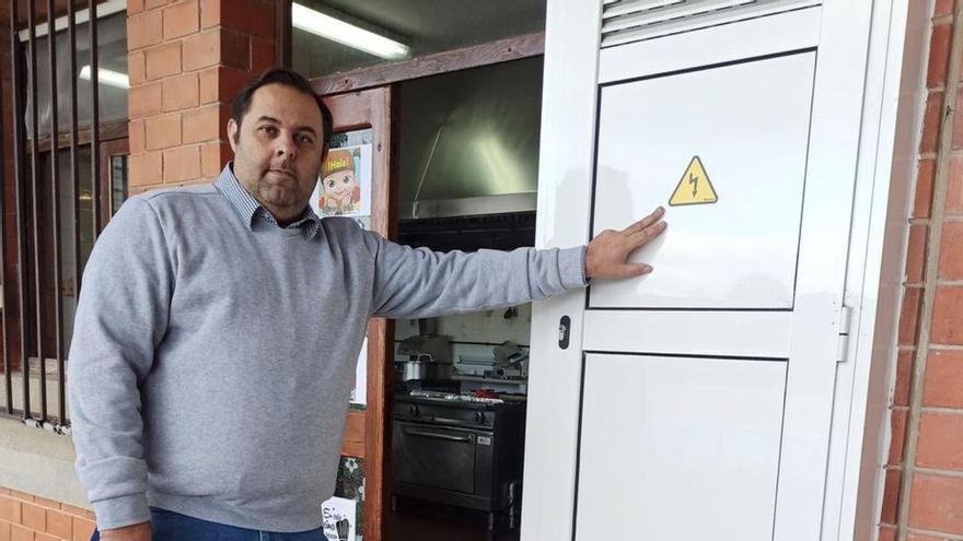 Jorge Úbeda, ante uno de los cuadros eléctricos del centro.