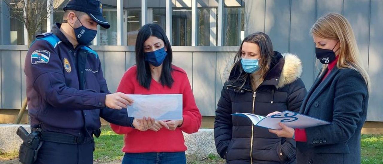 De izq. a dcha.: el oficial jefe de la Policía Local, la alcaldesa,  la concejala de Seguridad y la edil de Igualdad de Salceda. |   // D.P.