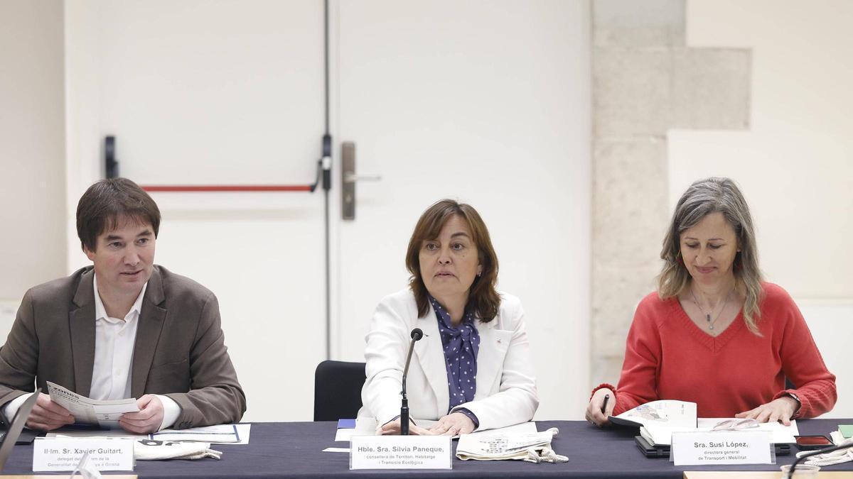 La consellera de Territori, Silvia Paneque, en una reunió de l'ATM a Girona