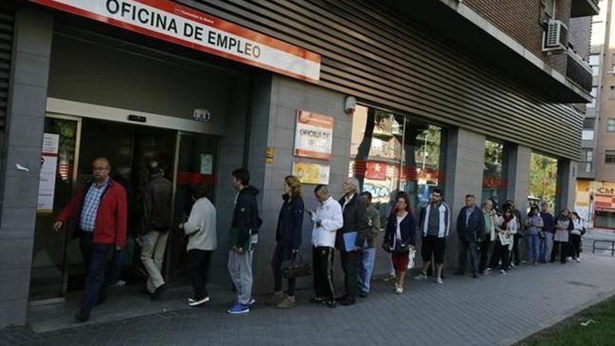 El paro cae en abril a 3,33 millones de personas, la menor cifra desde 2009