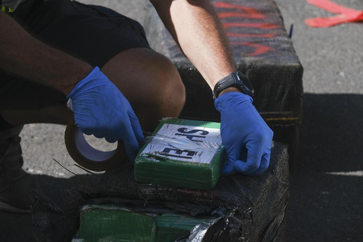 Uno de los paquetes de droga marcados.