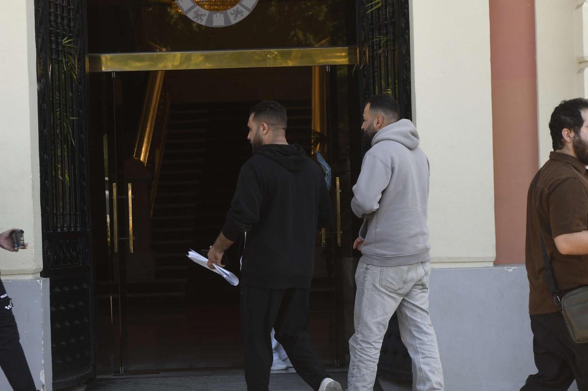 Migrantes entrando este viernes por la mañana al Ayuntamiento de Murcia para ser atendidos.
