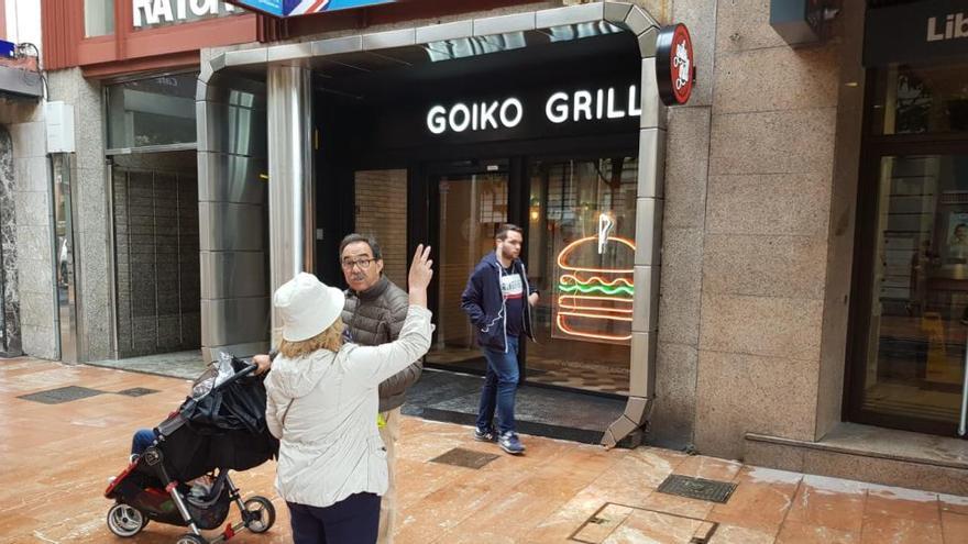 Paseantes justo delante del establecimiento de Goiko Grill.
