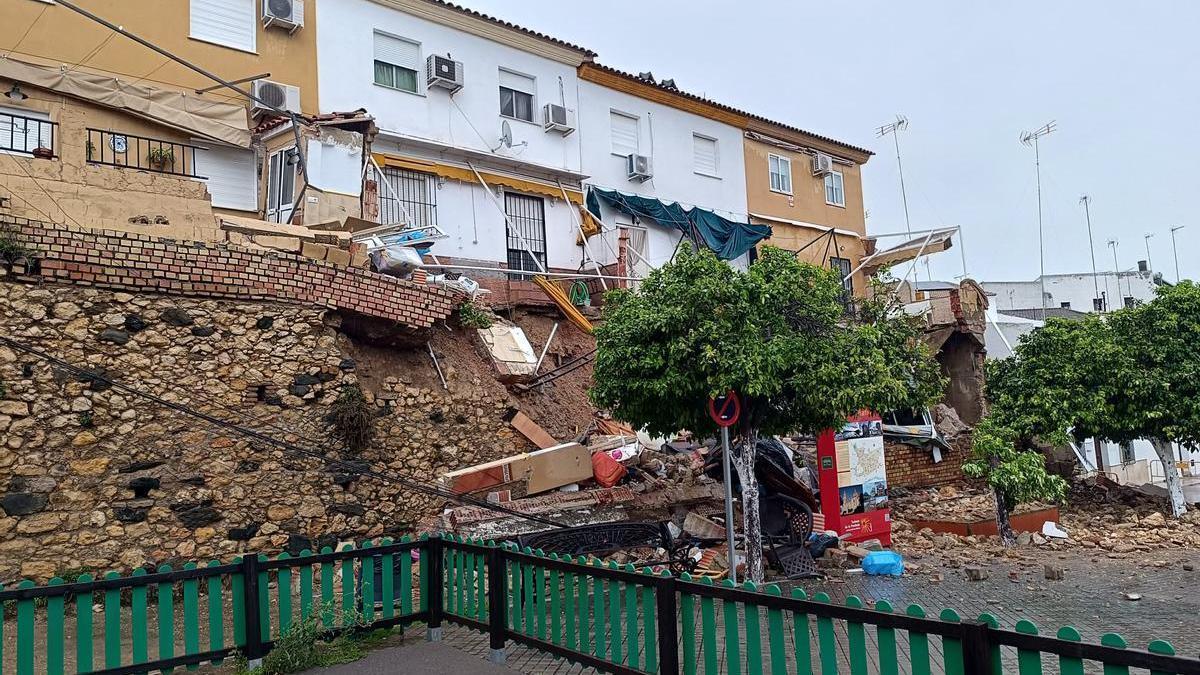 Derrumbamiento de un muro en Peñaflor, municipio de Sevilla, por el paso de la borrasca Nelson