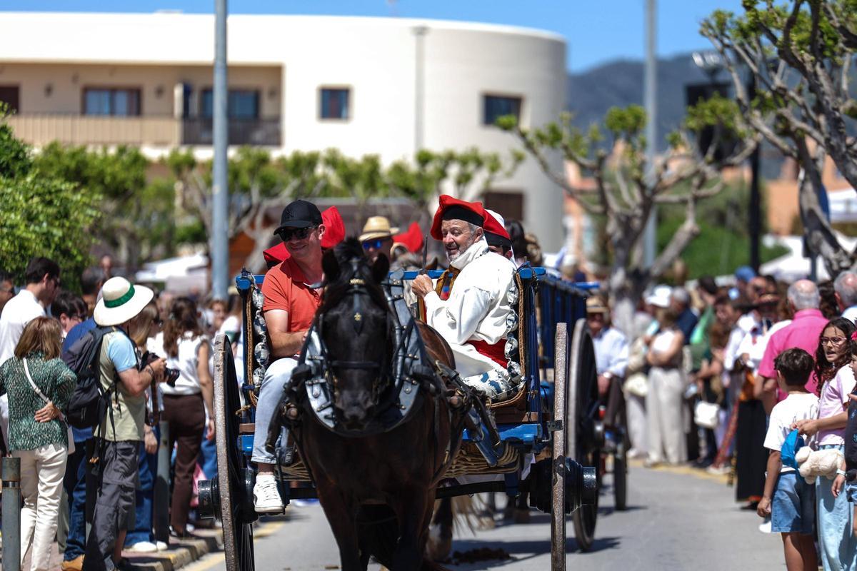 El tradicional desfile de carros despierta el interés de los asistentes a la celebración.