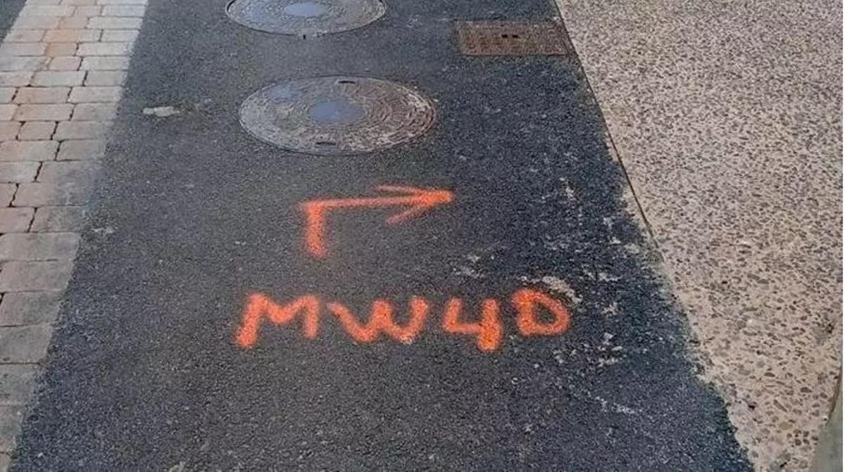 Auch mit Graffitis auf dem Straßenbelag markierten die Veranstalter die Wanderrouten