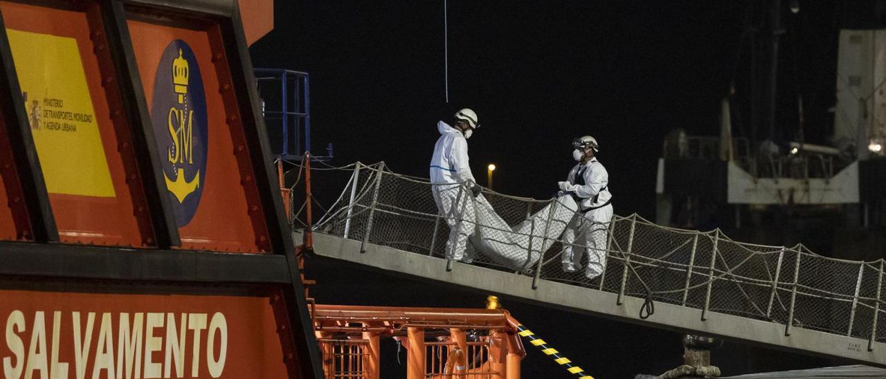 Personal de Salvamento Marítimo desembarca en el Puerto de la Luz uno de los cuatro cuerpos localizados en una embarcación al sur de Gran Canaria.