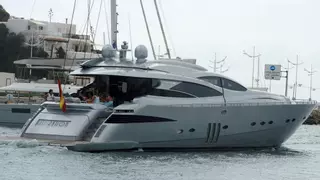 En llamas: el impactante vídeo de un yate ardiendo en Formentera con la tripulación dentro | Vídeo