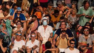 Ciudadanos en el Port Marina Tarraco, reunidos para contemplar el eclipse total de Sol.