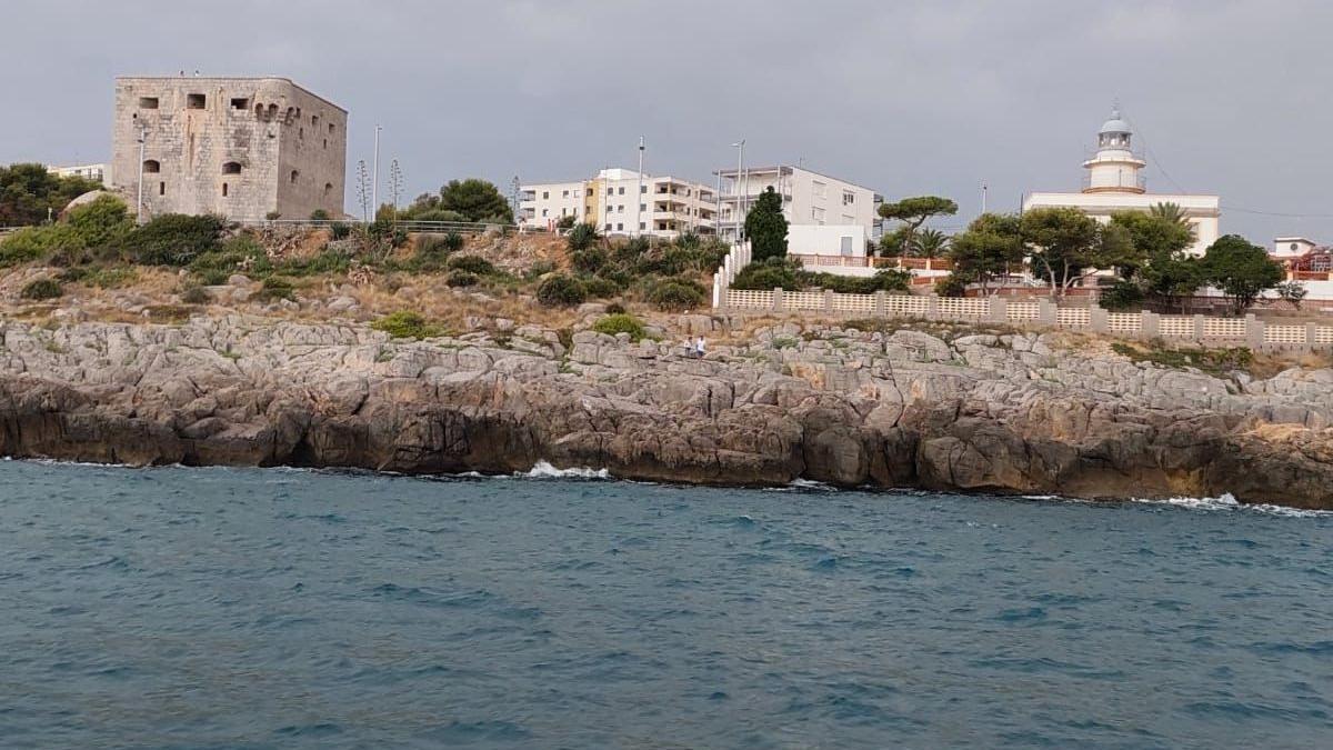 La Torre del Rey y el faro de Orpesa, una de las bellas imágenes que se pueden ver en el &#039;tour&#039; marítimo.