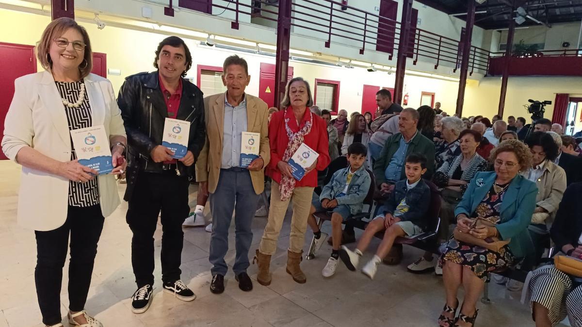 Abel González, segundo por la derecha, con autoridades y la coautora, durante la presentación.