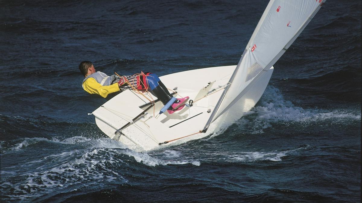 Tripulant en una embarcació de vela lleugera, durant una regata.