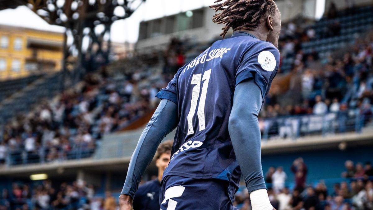 Moro Sidibe, delantero del Atlètic Lleida, celebra un gol en el Camp d'Esports.