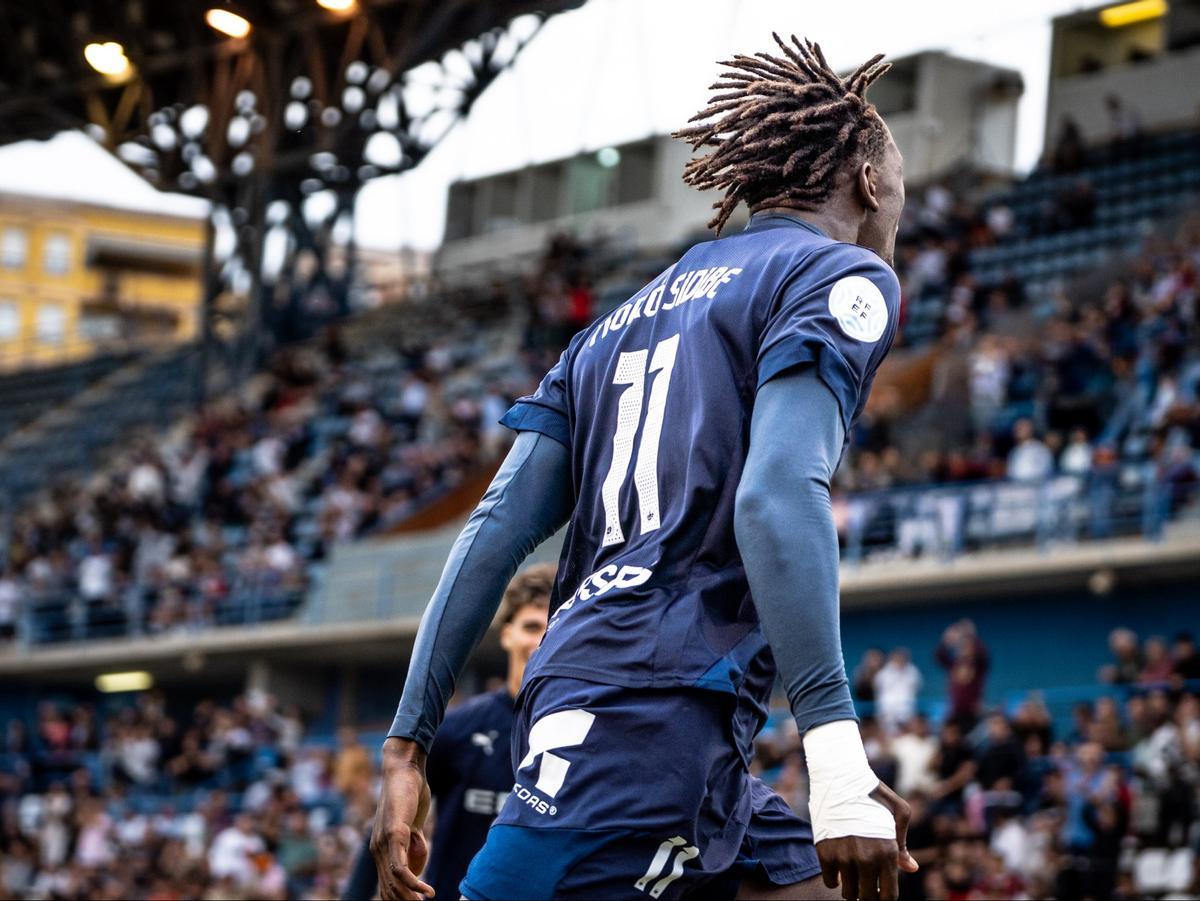 Moro Sidibe, delantero del Atlètic Lleida, celebra un gol en el Camp d'Esports.